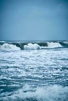 enorm Welle beim das Nord Meer während ein Sturm foto