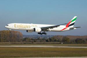 Budapest, Ungarn, 2019 - - Emirate Fluggesellschaften boeing 777-300er a6-eph Passagier Flugzeug Ankunft und Landung beim Budapest Flughafen foto