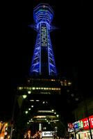 Osaka Stadt, Japan, 2019 - - tsutenkaku Turm mit Blau Neon- Beleuchtung und hitachi Formulierungen Weiß Neon- auf Nacht Zeit Hintergrund. tsutenkaku ist ein Turm und einer Wahrzeichen von Osaka, gesamt Höhe ist 103 m. foto