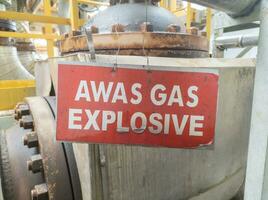 ein rot Warnung Tafel mit das Wörter bahaya Gas explosiv im Englisch, in acht nehmen von explosiv Gas. explosiv gefährlich Bereiche foto