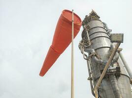 das Wind Indikator Windsack Funktionen wie ein Marker von Wind Richtung im das chemisch Fabrik Bereich foto