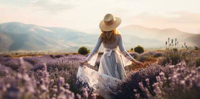 ai generiert ein Frau im Weiß Hut und Kleid Stehen im das Lavendel Blumen foto