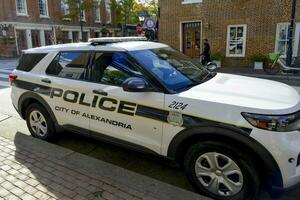 Alexandria, va, USA 2023. Stadt von Alexandria va Polizei Fahrzeug geparkt oben beim das Bordsteinkante foto