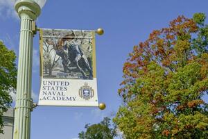 Marine- Hochschule, Annapolis, MD, USA 2023. Banner hängend von ein Laternenmast auf Campus beim das vereinigt Zustände Marine- Akademie beim Annapolis md foto