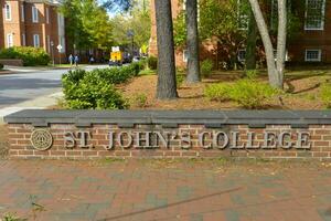 st. Johns Hochschule Campus, Annapolis, Maryland, USA, 2023. Campus Eingang Zeichen auf das Backstein Mauer. foto