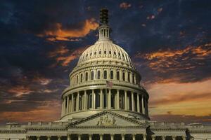 Washington Gleichstrom, USA, 2023. draußen das uns Kapitol Gebäude beim Sonnenuntergang mit das Fokus auf das Kuppel Stehen aus Über Washington dc foto