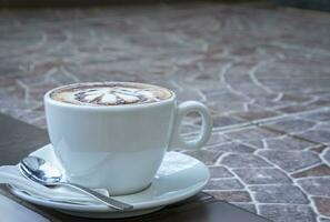 heiß Mokka Kaffee. Tasse von heiß Kaffee mit schön Kunst. Morgen Frühstück mit Kaffee Latté Kunst. foto