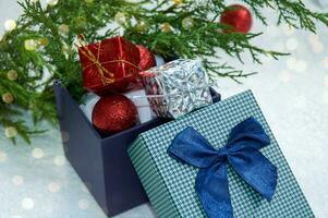 Weihnachten Komposition mit Weihnachten Baum Geäst, rot Lametta, Geschenk Kisten und Silber Lametta foto