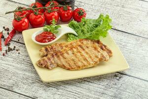 gegrilltes Schweinesteak mit Ketchup foto