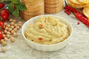 natürlicher Bio-Kichererbsen-Hummus mit Olivenöl foto