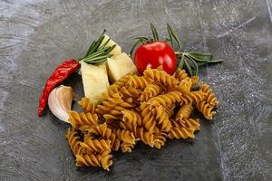 roh ganze Korn Pasta Fusilli foto