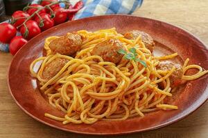 Spaghetti mit Hackbällchen in Tomatensoße foto