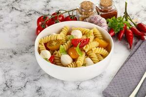 Italienisch Pasta mit Mozzarella und Tomate foto