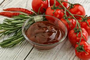 Tomaten-Barbecue-Sauce auf der Schüssel foto