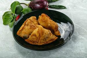 indisch Küche - - Fritten knusprig Samosa foto