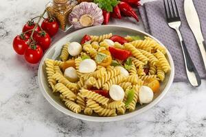 Italienisch Pasta mit Mozzarella und Tomate foto