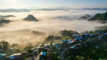 Antenne Aussicht von das jabo Dorf im das Morgen mit das Meer von Nebel beim jabo Dorf, mae Hong Sohn, Thailand. foto