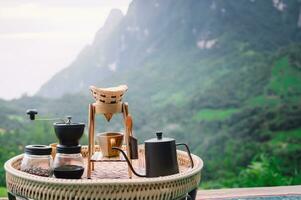 tropfen Kaffee einstellen Morgen Berg Aussicht foto