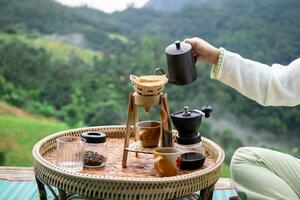 tropfen Kaffee einstellen Morgen Berg Aussicht foto