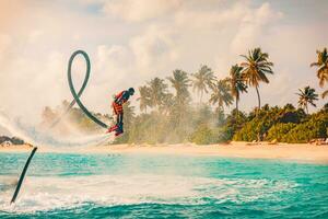 Malediven Insel Sonnenuntergang. Fachmann fliegen Tafel Fahrer tun zurück Flip mit tropisch Resort Insel Hintergrund. Sonnenuntergang Sport und Sommer- Aktivität Hintergrund, Spaß Wasser Sport 17.08.21 - - Mittag Atoll foto