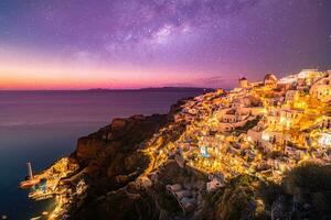 Nacht Zeit lange Exposition Landschaft Fotografie. berühmt Reise Land Ferien Ziel, Szene von oia, Santorin, Griechenland, Nacht Stadtbild. tolle Sonnenuntergang Landschaft mit milchig Weg und Sonnenuntergang Himmel foto