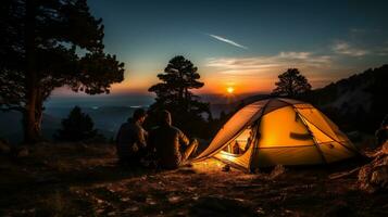 ai generiert Camping auf das oben von das Berg mit ein Aussicht von das Sonnenuntergang foto