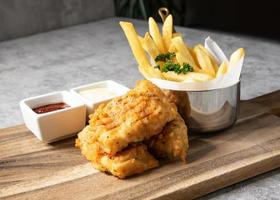 traditioneller britischer Fish and Chips mit Pommes frites foto