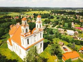 Kurtuvenai, Litauen, 2021 - - Antenne Aussicht st. Jakob das Apostel Kirche im kurtuvenai Stadt, mit Litauen Landschaft Panorama Hintergrund foto