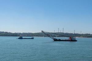 das Meer unter blauem Himmel, das Schiff am Dock oder das Meer foto