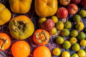 viele Farben und Obstsorten stehen auf dem Holzmasertisch foto