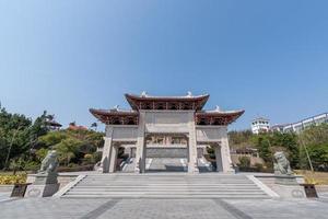 Gebäude und Statuen im Park des Meeresgottes Mazu foto