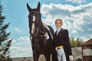 Frau Jockey mit seine Pferd foto