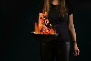 Garnele Schwänze und Gemüse schweben im Feuer Über Wok schwenken im weiblich Hände foto