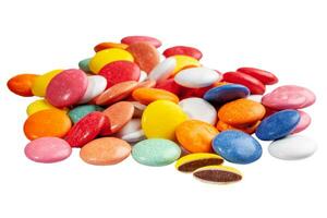 Schokolade Dragees im mehrfarbig Zucker Glasur isoliert auf Weiß foto