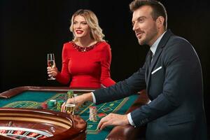 Paar spielen Roulette Gewinnt beim das Kasino. foto