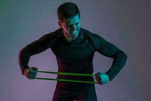 ausdrucksvoll Athlet Dehnen Widerstand elastisch Band mit Hände foto
