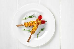 gebacken Hähnchen Spieße mit Kirsche Tomaten und Grüns foto