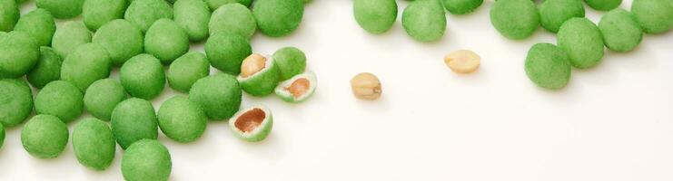 Grün gesalzen Wasabi beschichtet Erdnüsse auf Weiß Hintergrund foto
