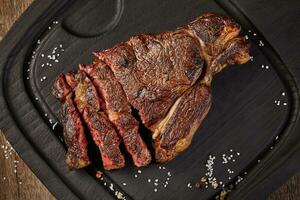 geschnitten gegrillt Kalbfleisch Steak mit Gewürze auf hölzern Tafel foto