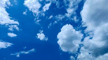 sommer blauer himmel wolkensteigung hellweißer hintergrund. schönheit klar bewölkt in sonnenschein ruhig hell winterluft hintergrund. düstere lebendige cyanfarbene landschaft in der umgebung tag horizont skyline blick frühlingswind foto