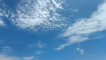 sommer blauer himmel wolkensteigung hellweißer hintergrund. schönheit klar bewölkt in sonnenschein ruhig hell winterluft hintergrund. düstere lebendige cyanfarbene landschaft in der umgebung tag horizont skyline blick frühlingswind foto