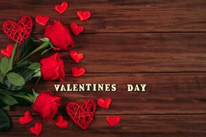 rot Rosen und Herzen auf ein dunkel hölzern Hintergrund. Valentinstag Tag Postkarte Konzept. foto