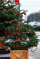 Weihnachten Straße Dekor. festlich Bäume mit Weihnachten rot Bälle. foto