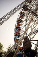 Neu Delhi, Indien - - Oktober 30 2023 - - Nahansicht von mehrfarbig Riese Rad während Dussehra mela im Delhi, Indien. Unterseite Aussicht von Riese Rad schwingen. Riesenrad mit bunt Kabinen während Tag Zeit. foto