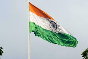 Indien-Flagge, die hoch am Connaught-Platz mit Stolz auf den blauen Himmel fliegt, Indien-Flagge flattert, indische Flagge am Unabhängigkeitstag und Tag der Republik Indien, Schuss nach oben geneigt, indische Flagge schwenkend, Har Ghar Tiranga foto