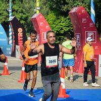 Neu Delhi, Indien - - Oktober 15 2023 - - Vedanta Delhi Hälfte Marathon- Rennen nach covid im welche Marathon- Teilnehmer Über zu Kreuz das Fertig Linie, Delhi Hälfte Marathon- 2023 foto