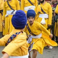 Delhi, Indien, Oktober 2, 2023 - - sikhs Anzeige Gatka und kriegerisch Kunst während jährlich Nagar Kirtan, traditionell, Prozession auf Konto von Geburtstag von Guru Nanak dev ji, Nagar Kirtan im Osten Delhi Bereich foto