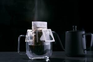 tropfen Kaffee und gießen Wasser auf das schwarz Stein Tisch, Sanft Fokus.flach Fokus Wirkung. foto
