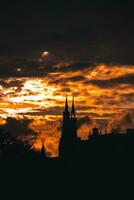 stürmisch und dramatisch Sonnenuntergang und Silhouetten von das Kathedrale Turm im amsterdam, Niederlande foto