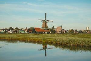 Beliebt Tourist Stelle zaanse schans ist in der Nähe von Amsterdam im das Westen von das Niederlande. historisch, realistisch Windmühlen während Sonnenaufgang. Hollands Wahrzeichen foto